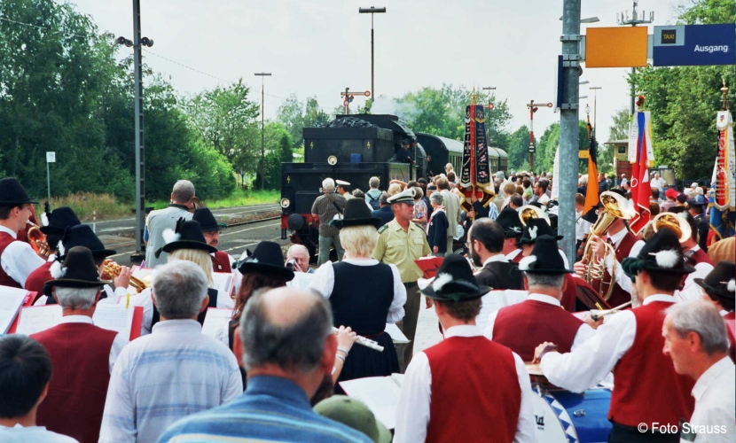 Ankunft einer Dampflok in Altötting zum Bahnhofsfest 2005, die von vielen Menschen empfangen wird.