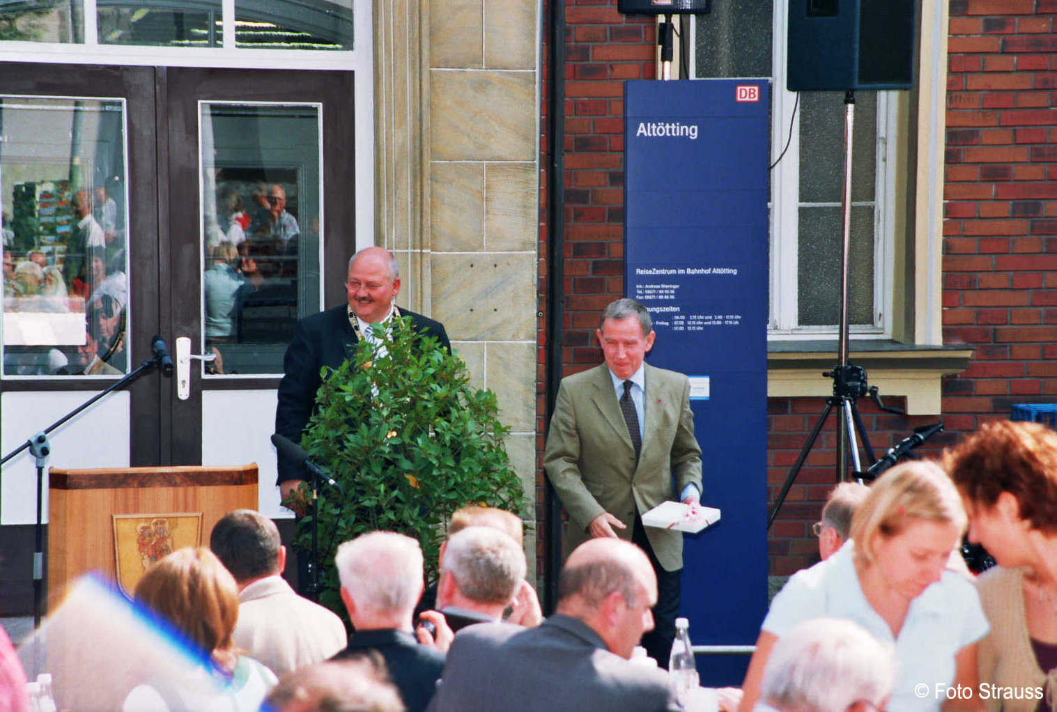Auf dem Altöttinger Bahnhofsfest 2005 wird vom Bürgermeister ein Geschenk übergeben.