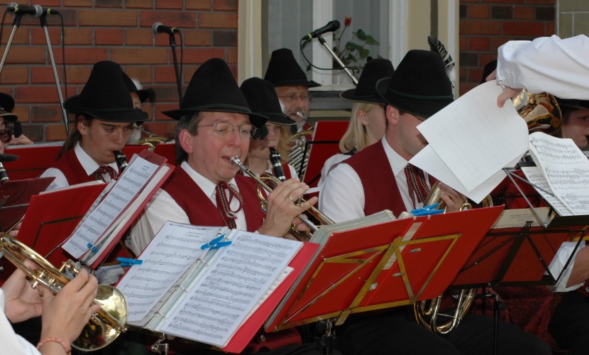 Musikanten, die auf dem Altöttinger Bahnhofsfest 2005 Trompete spielen.