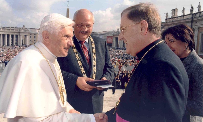 Der Altöttinger Bürgermeister ist bei der Begrüßung von Papst Benedikt 2005 durch einen geistlichen aus Altötting bei seinem Besuch in Rom dabei.
