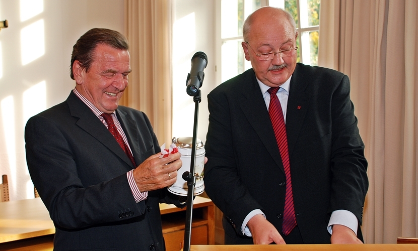 Der Bundeskanzler a. D. Gerhard Schröder bekommt bei seinem Besuch in Altötting 2009 vom Bürgermeister einen halbe Krug geschenkt.