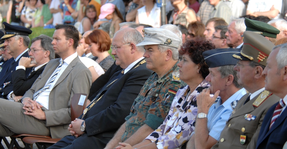 Die Ehrengäste für das Gelöbnis der Bundeswehr 2008 in Altötting, sitzen in der ersten Reihe.