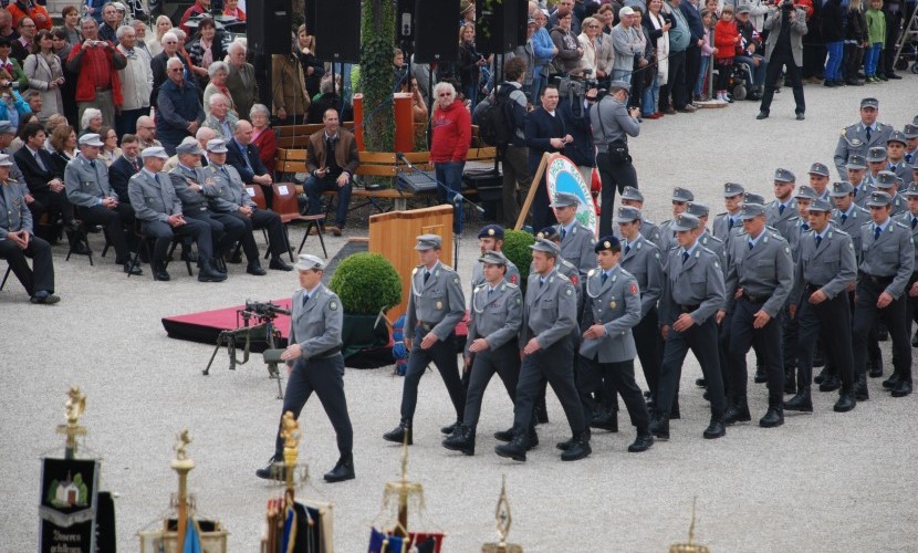 Eine Truppe der Bundeswehr maschiert auf den Altöttinger Kapellplatz zum Gelöbnis 2013.