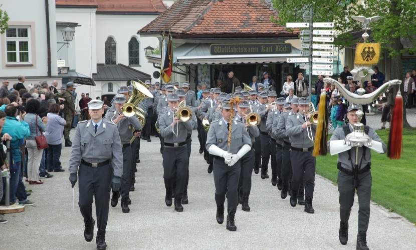 Eine Musik Truppe der Bundeswehr maschiert zum Gelöbnis 2013 auf den Altöttinger Kapellplatz.