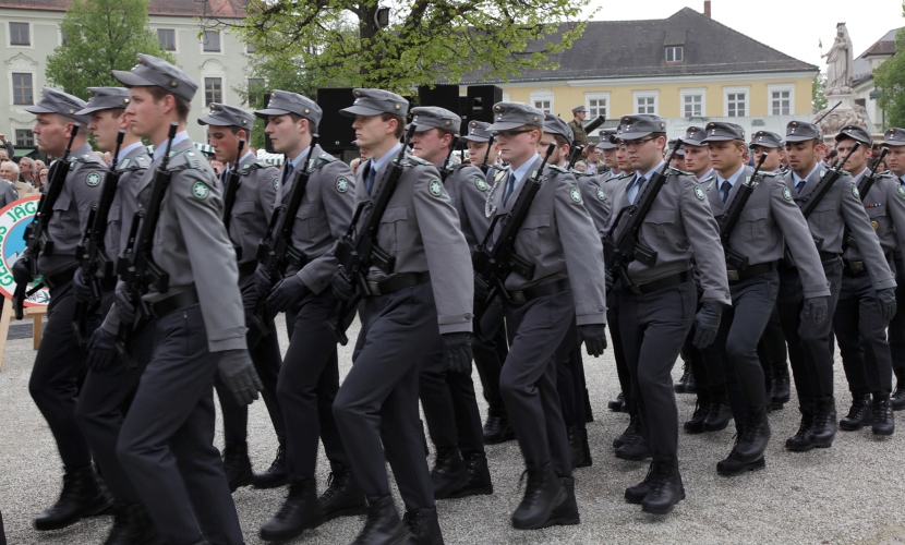Eine Truppe von der Bundeswehr maschiert zum Gelöbnis 2013 auf den Altöttinger Kapellplatz.