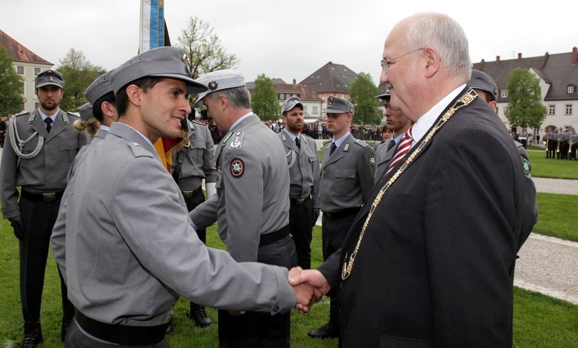 Der Altöttinger Bürgermeister begrüßt einen Komandanten der Bundeswehr zum Gelöbnis 2013.