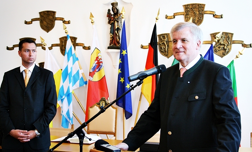 Ministerpräsident Seehofer hält eine Rede im Sitzungssaal.