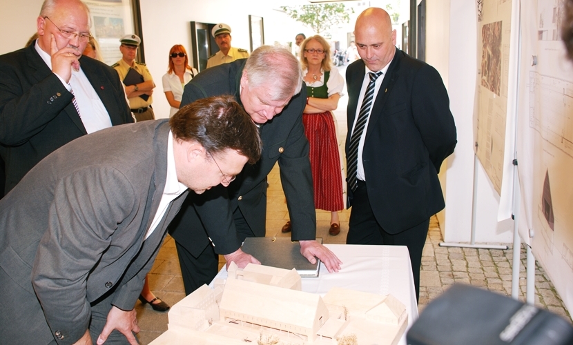 Ministerpräsident Seehofer schaut sich das Modell des geplanten Kultur + Kongress Forum an.