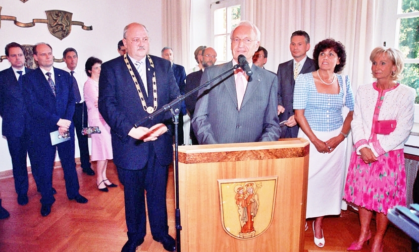 Ministerpräsident Stoiber hält eine Rede im Sitzungssaal Altötting