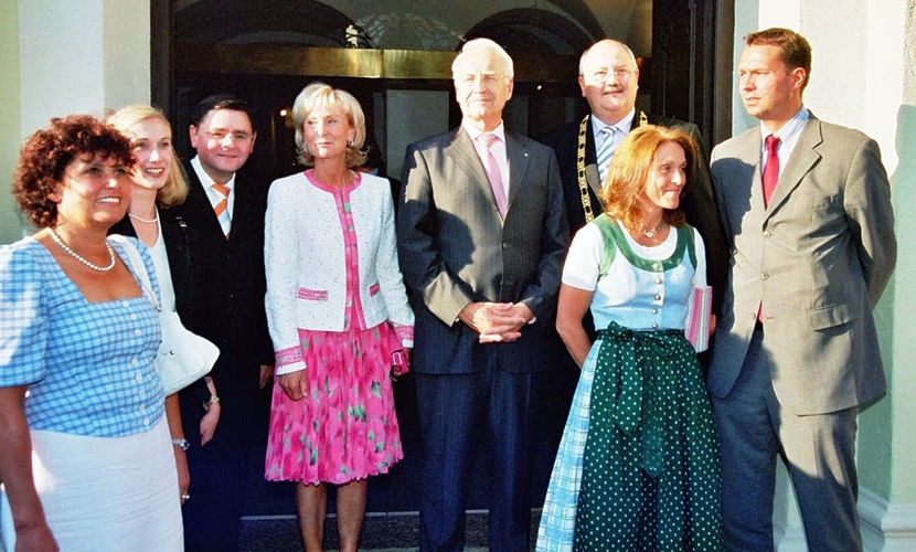 Ministerpräsident Stoiber steht mit Bürgermeister Hofauer und weiteren Ehrengästen vor der Rathaustür. 