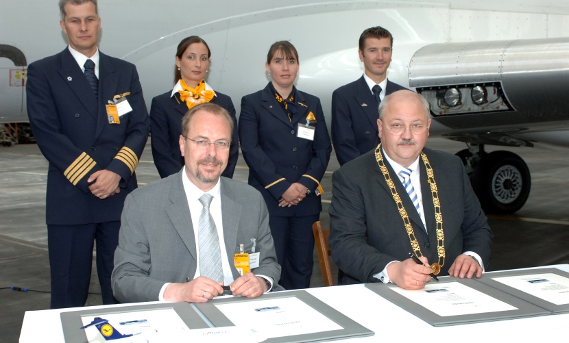 Bürgermeister Hofauer und der Lufthansa Chef unterschreiben die Patenschaft. 