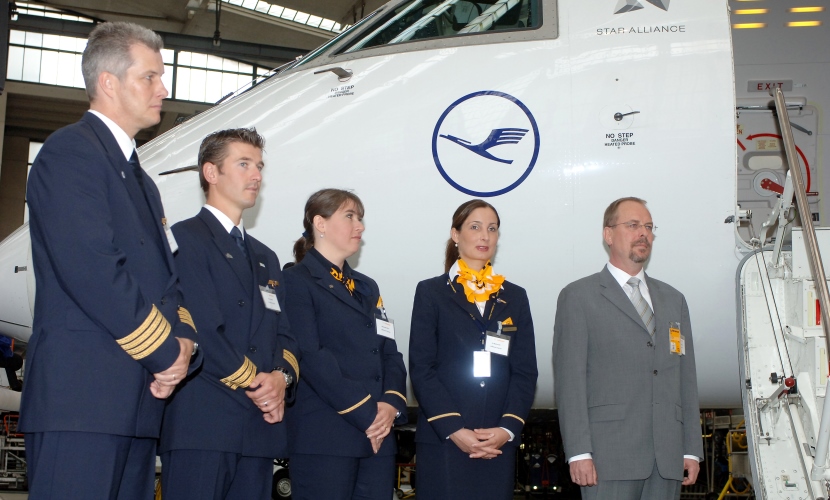 Mitarbeiter der Lufthansa stehen am Eingang des Flugzeugs.