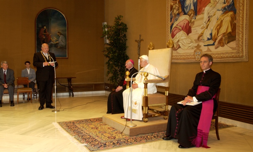 Bürgermeister Hofauer bei der Verleihung der Ehrenbürgerwürde an Papst Benedikt XVI.