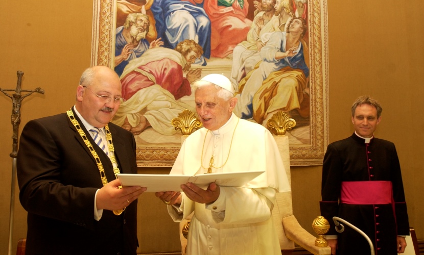 Erster Bürgermeister Hofauer überreicht Papst Benedikt XVI. den Ehrenbürgerbrief der Stadt Altötting-Foto: Georg Willmerdinger