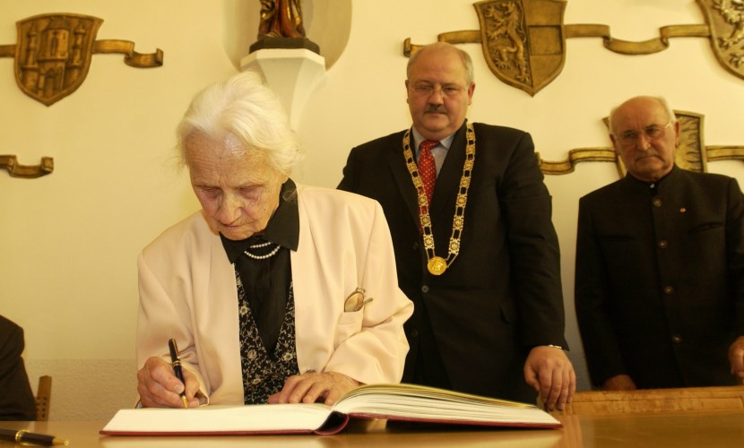 Dr. Maria Eder unterschreibt im Goldenen Buch der Stadt Altötting.