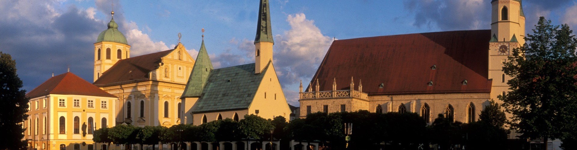 Der Altöttinger Kapellplatz mit Fokus auf die Gnadenkapelle.