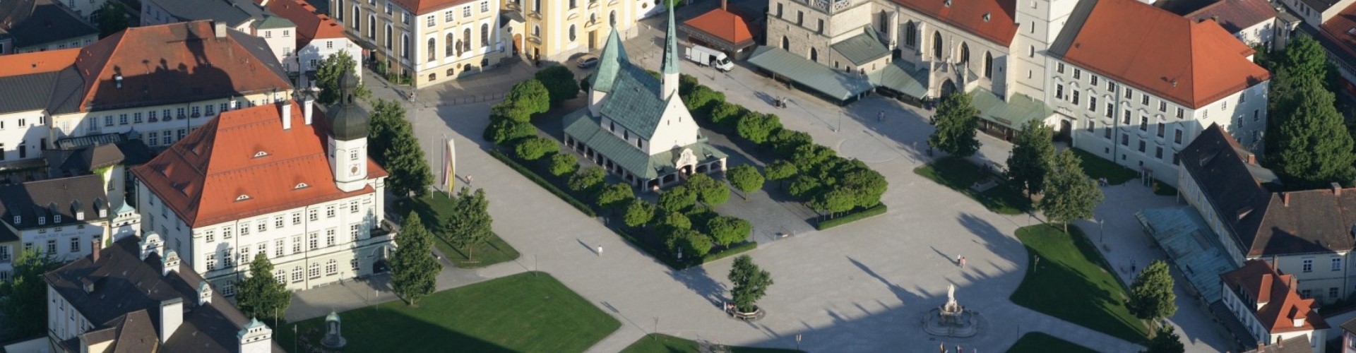 Luftaufnahme vom Altöttinger Kapellplatz.