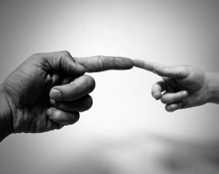 Zwei Hände treffen sich an den Fingerspitzen und stellen das Thema Soziale Einrichtungen in Altötting dar. 
