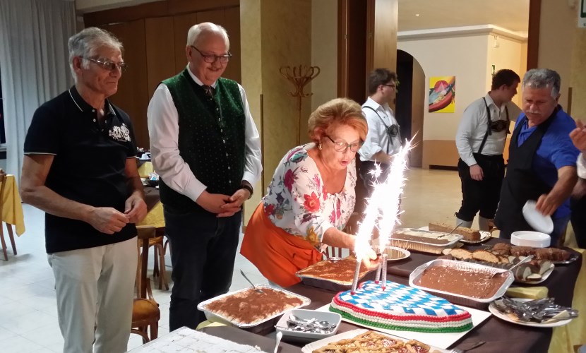Altötting-Loreto 25jährige Städtepartnerschaft in Loreto, Torte wird angeschnitten, Foto: Stadt Altötting
