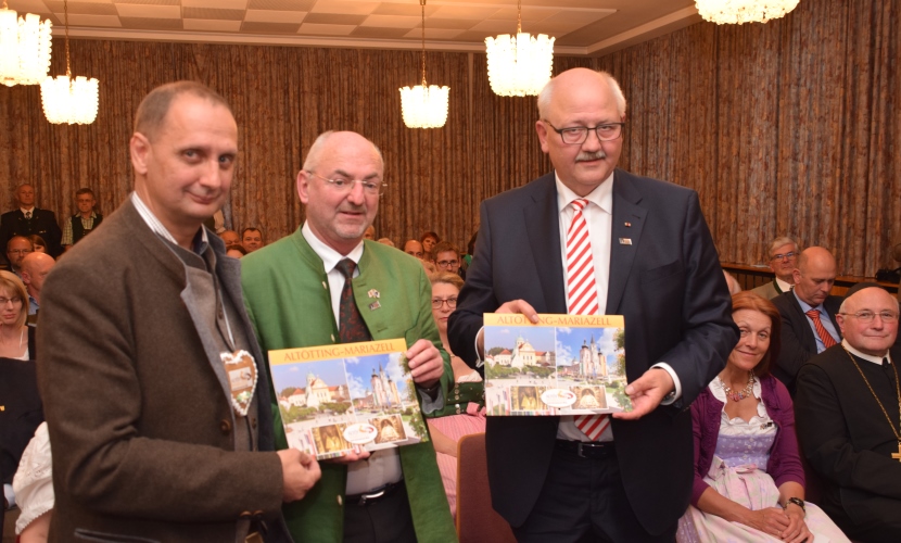 Gründung Städtepartnerschaft Altötting-Mariazell, Feier in Mariazell, Bürgermeister Hofauer und Bürgermeister Kuss zeigen den neuen gemeinsamen Kalender