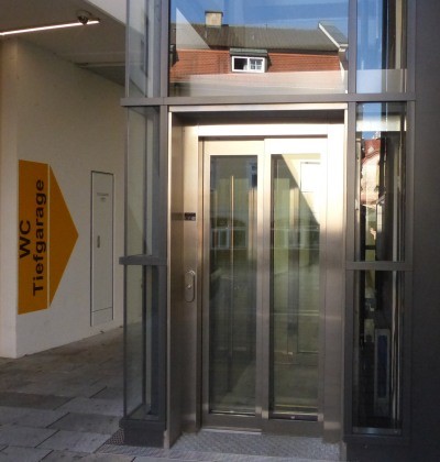 Der Aufzug von der Tiefgarage Altötting, der einen barrierefreien Zugang zum Kapellplatz ermöglicht.
