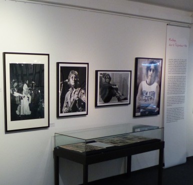 Verschiedene Bilder der Ausstellung Imagine John Lennon von 2017 in der Stadtgalerie Altötting.