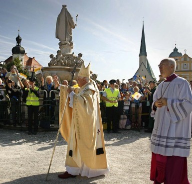 Papst Benedikt geht über den Altöttinger Kapellplatz und segnet die Pilger 2006.