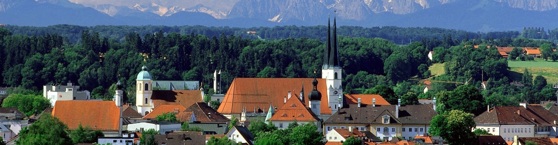 Die Stadt Altötting mit dem Alpenpanorama im Hintergrund.