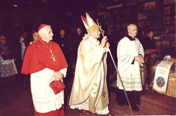 Der ehemalige Papst Johannes Paul II mit Kardinal Ratzinger in Altötting.