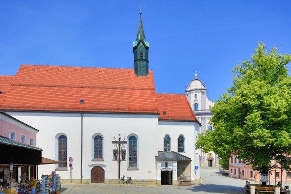 Eine Aussenaufnahme der St. Konrad Kirche in Altötting.