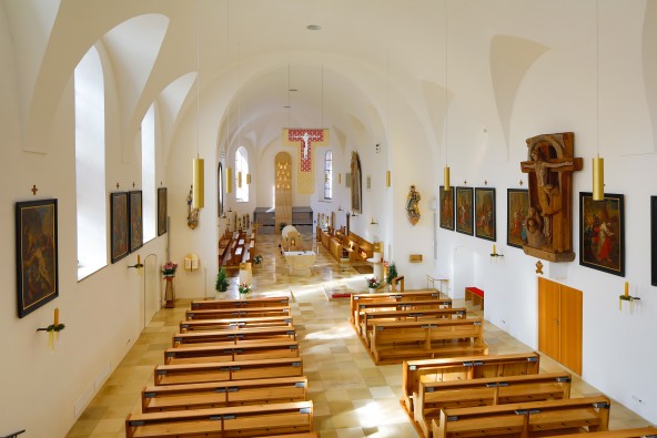 Eine Innenaufnahme der Altöttinger St. Konrad Kirche.