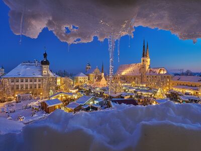 Ein verschneiter Platz.