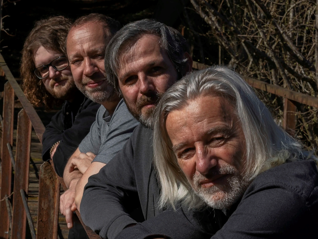 Die Herren Holzweg, Forum Altötting, Fest der Sinne, Bild Band Vier Männer stehen vor einem Wald.