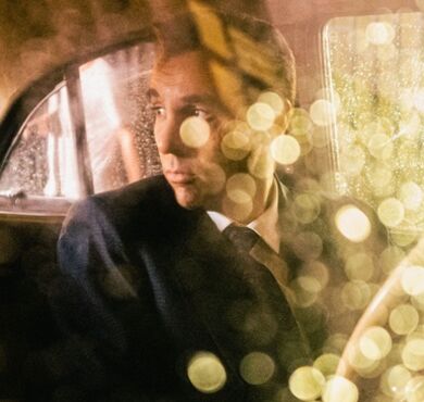 Monsieur Aznavour, Tahar Rahim, Marie-Julie Baup, Kino Picknick, Forum Altoetting, Bild Tukimuri Ein Mann sitzt in einem Auto.