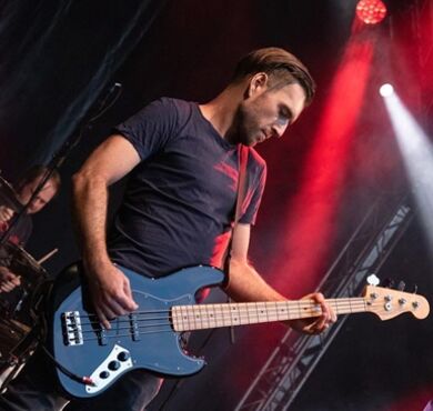 Ein Mann spielt Gitarre.