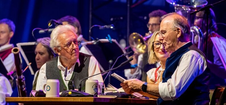 Conny Glogger, Gerd Anthoff, Michael Lerchenberg sitzen zusammen an einem Tisch. 