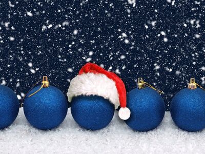 Ein stilisierter Weihnachtsbaum mit Stern auf der Spitze.