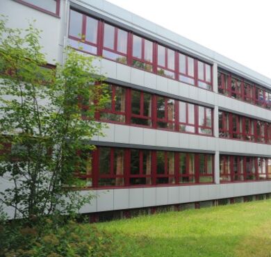 Weiß-Ferdl Mittelschule Altötting, Foto Stadt Altötting Außenansicht Weiß-Ferdl Mittelschule Altötting
