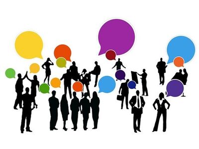 Viele Menschen stehen zusammen und sprechen.