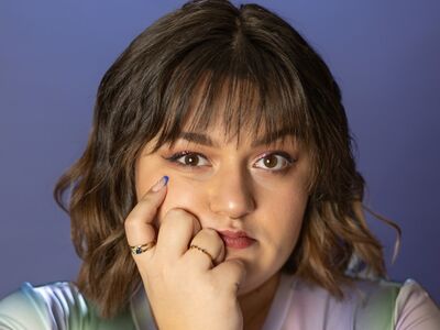 Die Kabarettistin Teresa Reichl guckt nachdenklich in die Kamera.