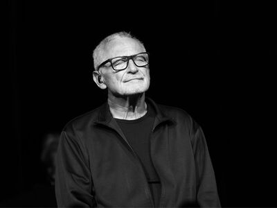 Konstantin Wecker blickt verträumt und leicht nach oben, als lausche er nachdenklich inneren Melodien oder Gedanken.