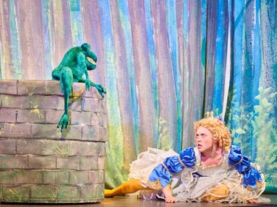 Münchner Theater für Kinder, Froschkönig, Kreisjugendring, Forum, Altötting, Foto Rolf Demmel Die Prinzessin und der Frosch sitzen am Brunnen.