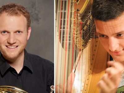 Zwei Musiker, einer mit Horn und einer an der  Harfe.
