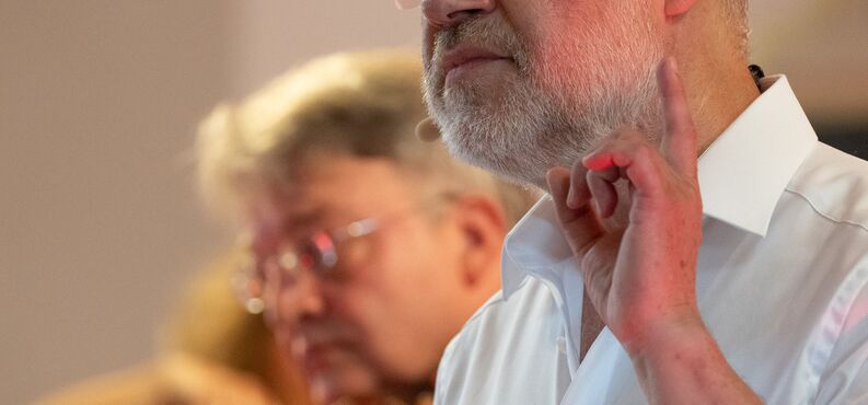 Ist noch Zeit? Laudate Deum mit Harald Lesch und Martin Walch, Altötting, Foto: Harald Lesch/Martin Walch Portrait Harald Lesch mit erhobenem Zeige-Finger