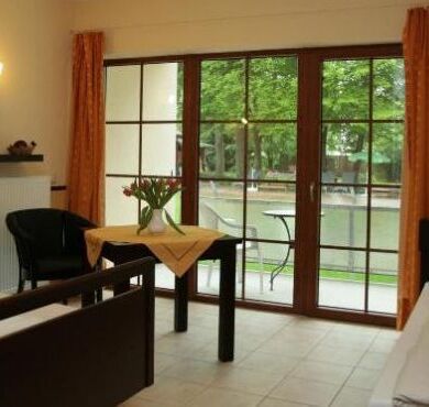 Caritashaus St. Elisabeth Altötting, Foto Randl Barrierefreies Schlafzimmer mit Terrasse.