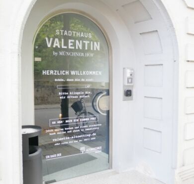 Sie sehen den Eingang zu Stadthaus Valentin in Altötting.