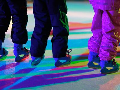 Synthetik-Eisbahn Bahnhofplatz, Kreisstadt Altötting, Foto: Julian Spilker Eislaufspaß für Groß & Klein auf der hochmoderne Synthetik-Eisbahn am Bahnhofplatz!