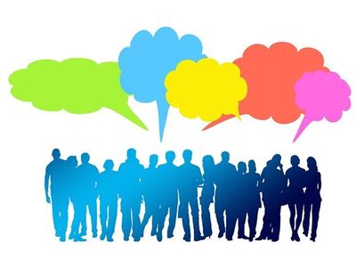 Viele Menschen stehen zusammen und sprechen.