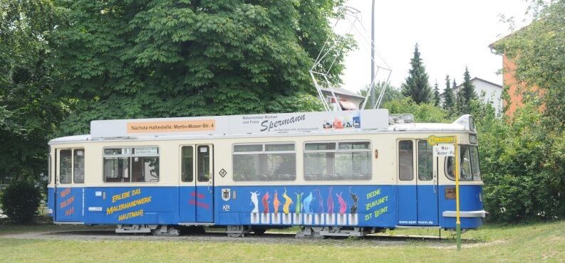 Weiß-Ferdl Mittelschule Altötting, Foto Stadt Altötting Alte Trambahn im Außenbereich der Weiß-Ferdl Mittelschule Altötting
