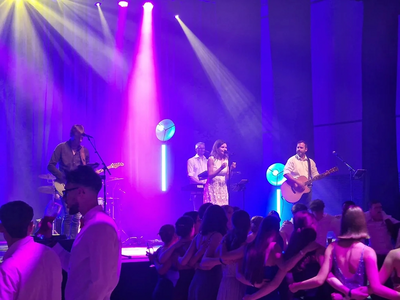 Eine Band auf einer Bühne mit farbigem Licht.